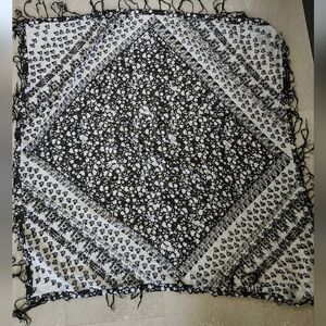 2For$5✨️H&M Monochrome Floral Scarf